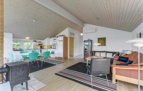 Posezení v ubytování Two-Bedroom Holiday Home In Broager