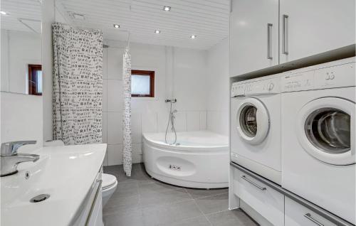 Kelstrup的住宿－Cozy Home In Haderslev With Kitchen，白色的浴室内配有洗衣机。