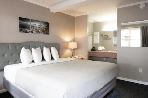Postel nebo postele na pokoji v ubytování Admiral Motel