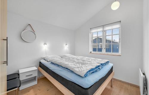 een witte slaapkamer met een bed en een spiegel bij Amazing Home In Hvide Sande With Wifi in Hvide Sande