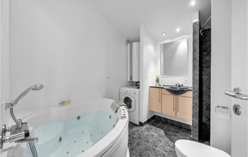 een witte badkamer met een bad en een wastafel bij Amazing Home In Hvide Sande With Wifi in Hvide Sande
