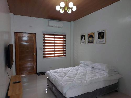 Cama o camas de una habitación en FLB Apartelle Los Banos