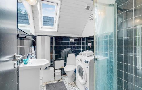 y baño con lavamanos y lavadora. en Beautiful Home In Herning With Kitchen en Kølkær
