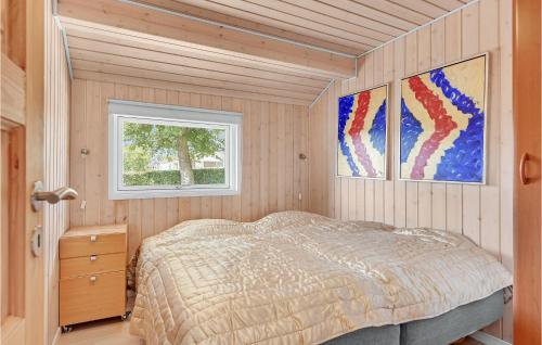 una camera con letto e finestra di Awesome Home In Hejls With Wifi a Hejls