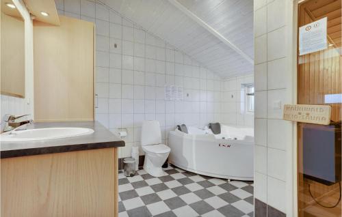 ÅrøsundにあるAmazing Home In Haderslev With 4 Bedrooms, Sauna And Wifiのバスルーム(バスタブ、トイレ、シンク付)