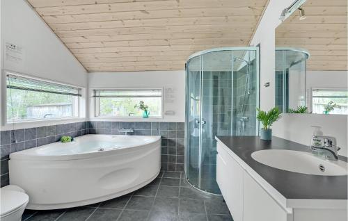 een witte badkamer met een bad en een wastafel bij Gorgeous Home In Give With Wifi in Lindet