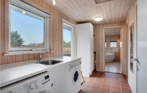 uma cozinha com um lavatório e uma máquina de lavar roupa em Stunning Home In Hvide Sande With House A Panoramic View em Hvide Sande