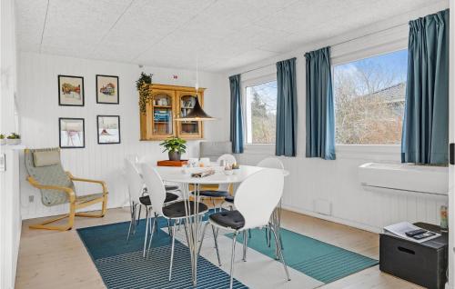 エーベルトフトにあるGorgeous Home In Ebeltoft With Wifiのダイニングルーム(白いテーブル、椅子付)