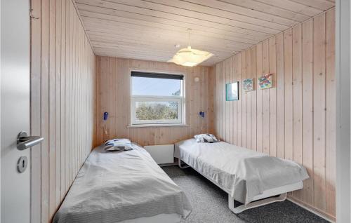 um quarto com duas camas e uma janela em Stunning Home In Hvide Sande With House A Panoramic View em Hvide Sande