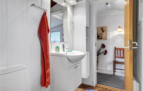 Koupelna v ubytování 2 Bedroom Amazing Home In Ebeltoft