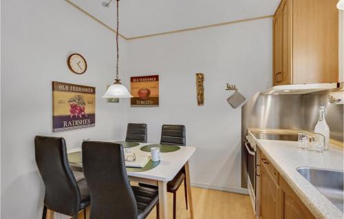 Kuchyň nebo kuchyňský kout v ubytování 3 Bedroom Lovely Home In Ulfborg