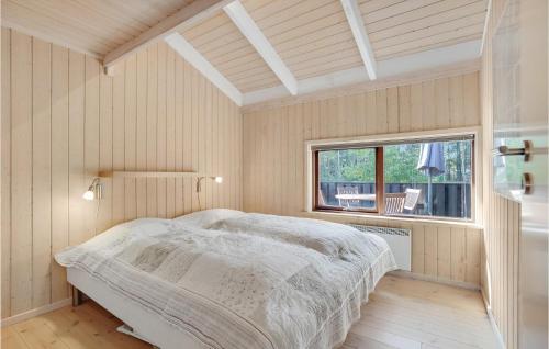 1 dormitorio con 1 cama en una habitación con ventana en Awesome Home In Fjerritslev With 3 Bedrooms, Sauna And Wifi, en Fjerritslev