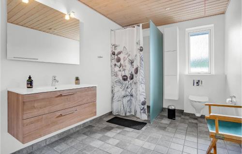 A bathroom at Amazing Home In Ebeltoft With Kitchen