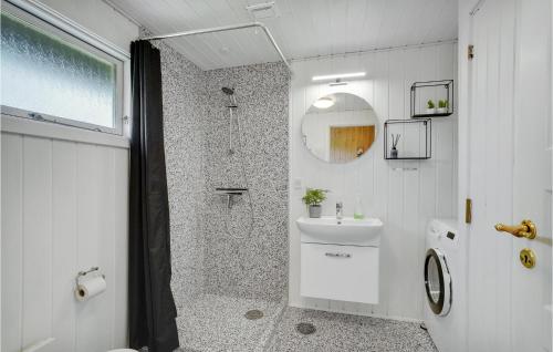 Koupelna v ubytování 3 Bedroom Awesome Home In Fars