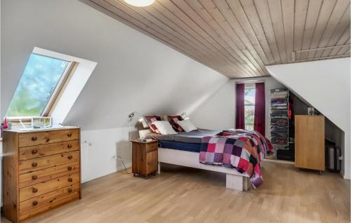ein Schlafzimmer mit einem Bett, einer Kommode und einem Fenster in der Unterkunft 3 Bedroom Awesome Home In Bkmarksbro in Bækmarksbro