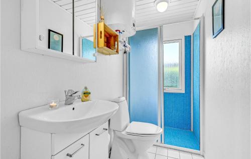 Koupelna v ubytování Cozy Home In Ebeltoft With House Sea View