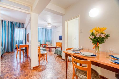 ein Esszimmer und ein Wohnzimmer mit einem Tisch und Stühlen in der Unterkunft Impala Holiday Flats & Apartments in Durban