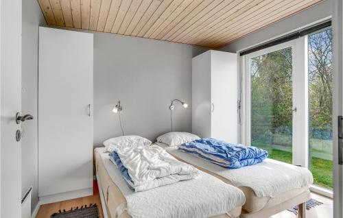 2 Betten in einem Zimmer mit Fenster in der Unterkunft 3 Bedroom Lovely Home In Sydals in Skovby