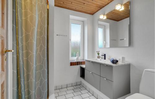 Koupelna v ubytování Lovely Home In Harbore With House A Panoramic View
