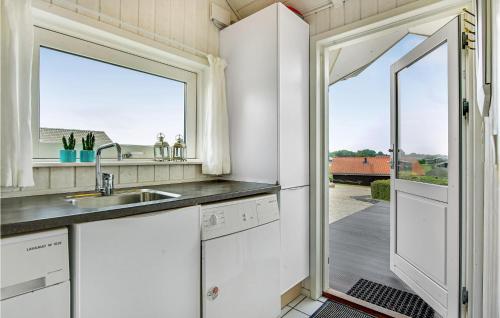 ノーポにあるStunning Home In Nordborg With 3 Bedrooms, Sauna And Wifiのキッチン(シンク付)、大きな窓が備わります。