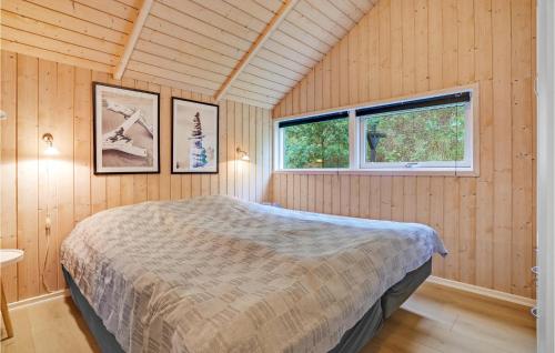 エーベルトフトにあるNice Home In Ebeltoft With 3 Bedrooms, Sauna And Wifiの窓付きの部屋にベッド付きのベッドルーム1室があります。