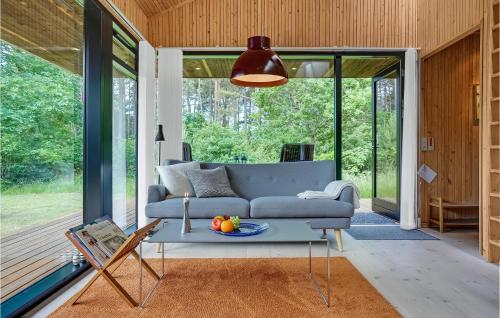 ein Wohnzimmer mit Sofa und Tisch in der Unterkunft Three-Bedroom Holiday Home In Ebeltoft in Ebeltoft