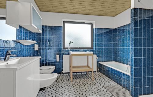 Koupelna v ubytování Gorgeous Home In Ebeltoft With House Sea View