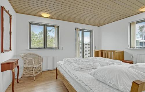 エーベルトフトにあるNice Home In Ebeltoft With 3 Bedrooms And Wifiのベッドルーム1室(ベッド2台、デスク、窓付)