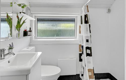 baño con lavabo y aseo y ventana en 2 Bedroom Lovely Home In Odder, en Odder