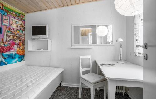 Habitación blanca con escritorio, cama y silla en 2 Bedroom Lovely Home In Odder, en Odder