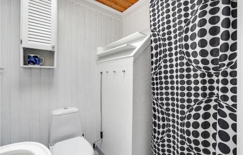 y baño con aseo y cortina de ducha en blanco y negro. en Beautiful Home In Glesborg With 3 Bedrooms, en Bønnerup Strand