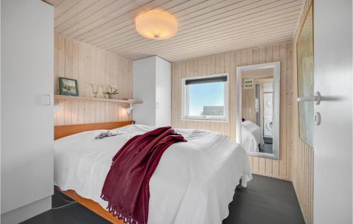 ein Schlafzimmer mit einem großen weißen Bett und einem Fenster in der Unterkunft Amazing Home In Malling With Wifi in Ajstrup