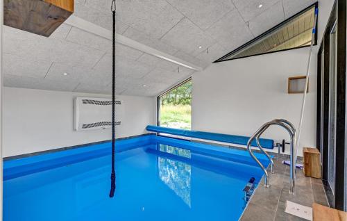 una piscina con agua azul en una casa en Cozy Home In Ejstrupholm, en Ejstrup