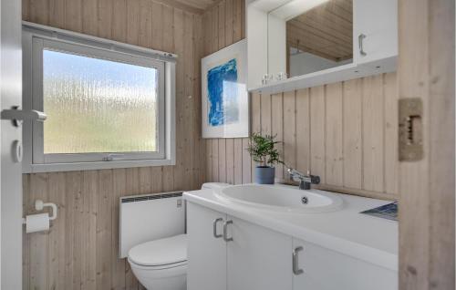 La salle de bains est pourvue d'un lavabo, de toilettes et d'une fenêtre. dans l'établissement Amazing Home In Malling With Wifi, à Ajstrup