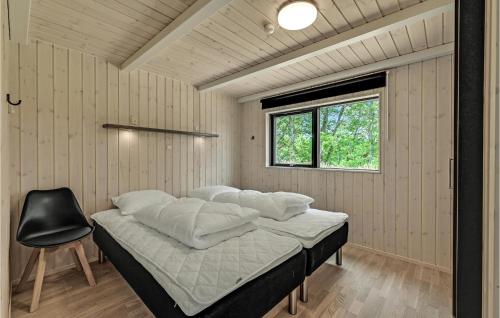 En eller flere senge i et værelse på Stunning Home In Ejstrupholm With Kitchen