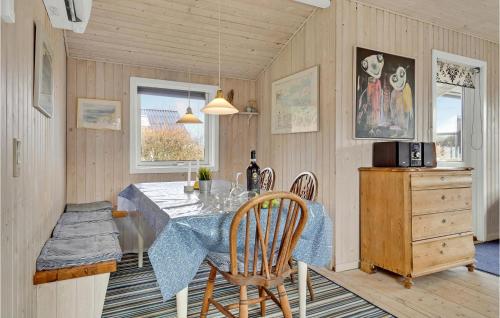 Una cocina o cocineta en 3 Bedroom Stunning Home In Juelsminde