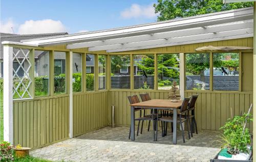 Sønderbyにある2 Bedroom Awesome Home In Juelsmindeのパビリオン(テーブル、椅子付)