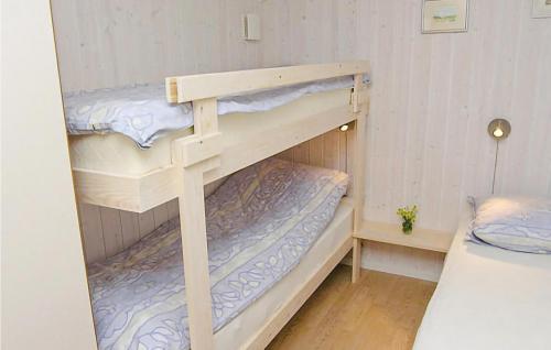 SkovbyにあるAmazing Home In Sydals With 3 Bedrooms, Sauna And Wifiの二段ベッド2組が備わる客室です。