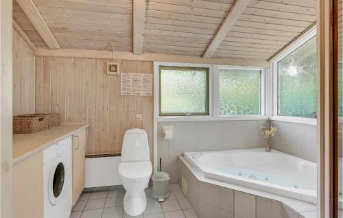 y baño con bañera, aseo y lavamanos. en 4 Bedroom Cozy Home In Sydals, en Skovby