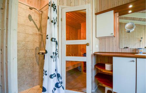 Koupelna v ubytování Beautiful Home In Ebeltoft With Wifi