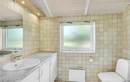 y baño con lavabo y aseo. en Gorgeous Home In Rdby With Kitchen en Kramnitse
