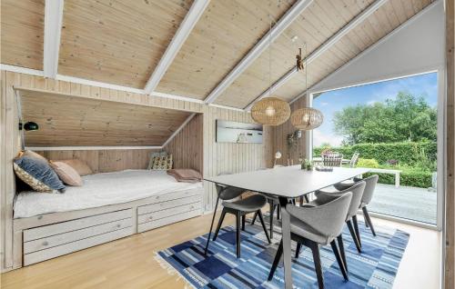 Ruang duduk di Lovely Home In Odder With Kitchen