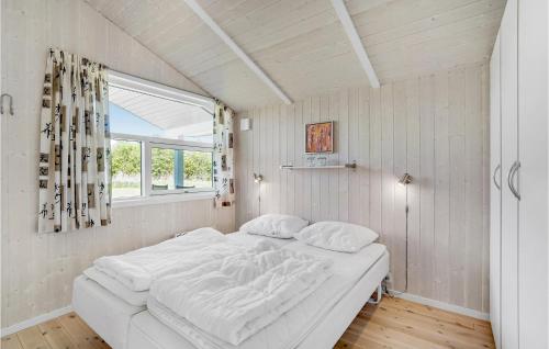 Cama blanca en habitación con ventana en Gorgeous Home In Rdby With Kitchen en Kramnitse