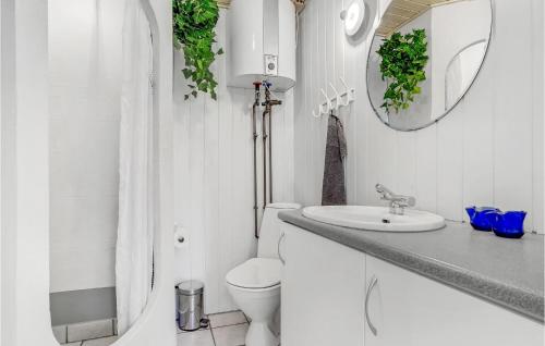 ロッケンにあるAwesome Home In Lkken With 3 Bedrooms, Sauna And Wifiの白いバスルーム(トイレ、シンク付)