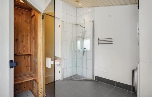 エーベルトフトにあるNice Home In Ebeltoft With 3 Bedrooms, Sauna And Wifiのバスルーム(ガラスドア付きのシャワー付)