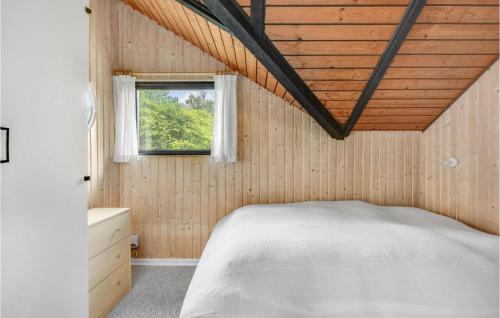 um quarto com uma cama branca e uma janela em 3 Bedroom Awesome Home In Sydals em Skovby