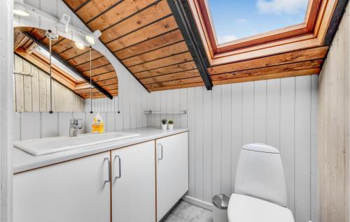 uma casa de banho com um lavatório branco e uma janela em 3 Bedroom Awesome Home In Sydals em Skovby