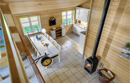 カロンボーにあるStunning Home In Kalundborg With 4 Bedrooms, Sauna And Wifiの小さな家の中にコンロとキッチンが備わるオーバーヘッドビュー