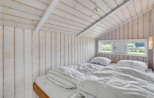 Кровать или кровати в номере Amazing Home In Ejstrupholm With Kitchen