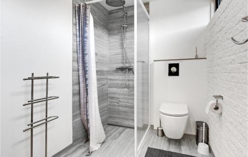 Skovbyにある3 Bedroom Amazing Home In Sydalsのバスルーム(シャワー、トイレ付)